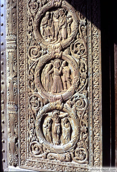 photo de détail porte de bois massif sculpté