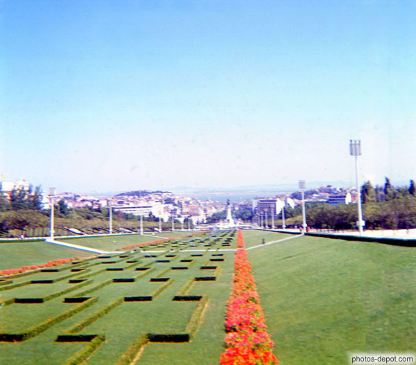 photo d'esplanade devant la ville