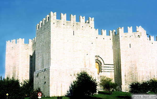 photo de Château de l'Empereur du St Empire Romain Frédéric II, en calcaire de Liais et vert de Prato (serpentine)