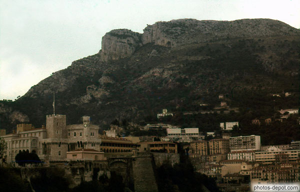 photo de forteresse devant le rocher