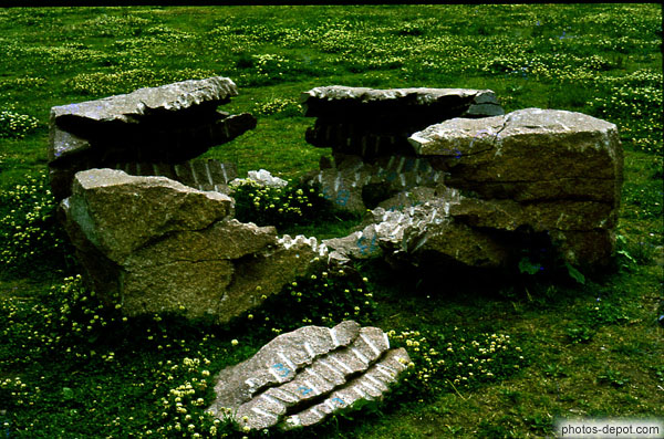 photo de pierres taillées dans l'herbe
