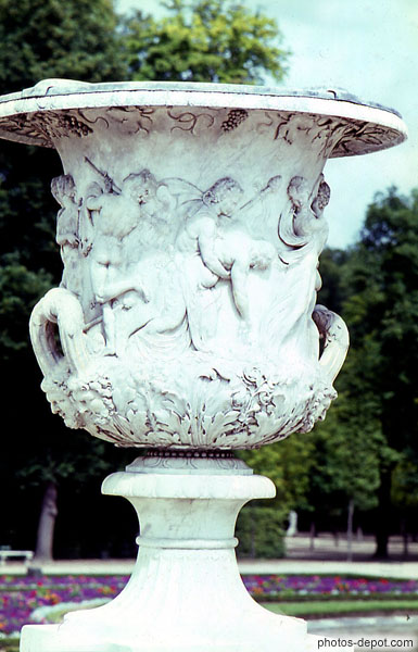 photo de sculptures sur vase à deux anses