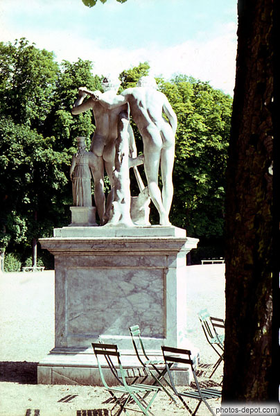 photo de statues dans le parc