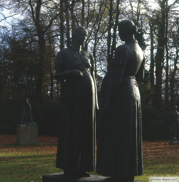 photo de statues de femmes dans le parc