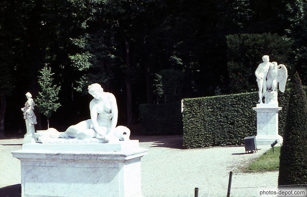 photo de statues dans le parc
