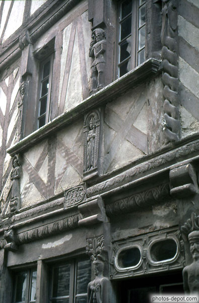 photo de Superbe facade de maison à colombages aux poutres de bois sculpté 1686