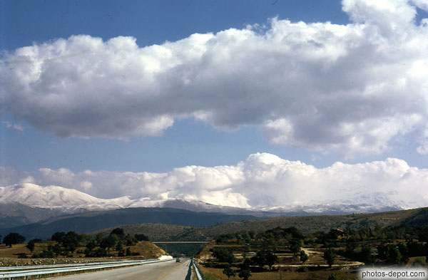 photo de montagnes enneigées sur l'autoroute vers l'Aquila