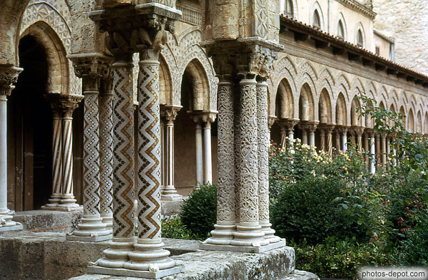 photo de superbes colonnes sculptées ou recouvertes de mosaïques du Cloître de Monreale