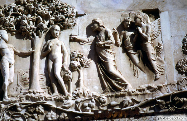 photo de Dieu suivi de 2 anges prÃ©sentant l'arbre interdit Ã  Adam et Eve, Bas relief