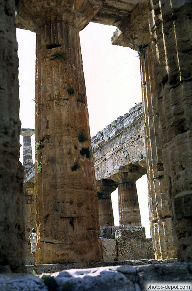 photo de colonnes doriques archaïques d'un des 3 temples de Paestum