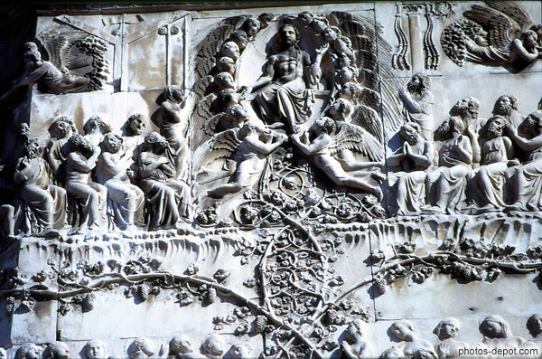 photo de Jésus entouré d'Anges, facade Cathédrale gothique Duomo