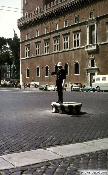 photo de policier faisant la circulation place de Venise