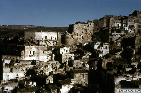 photo de village sur la colline