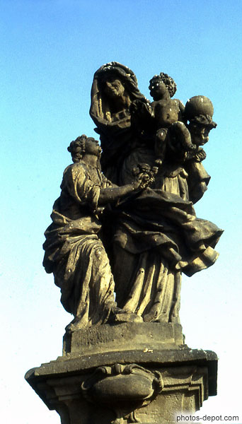 photo de statue femme à l'enfant
