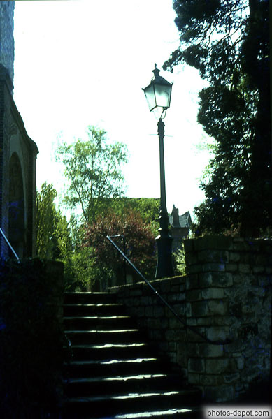 photo d'escalier et lampadaire