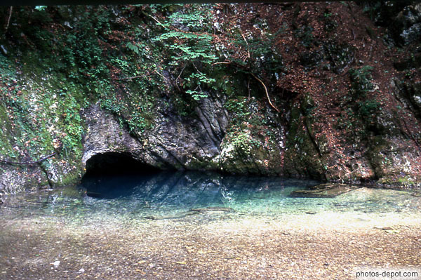 photo de source sort d'une grotte souterraine
