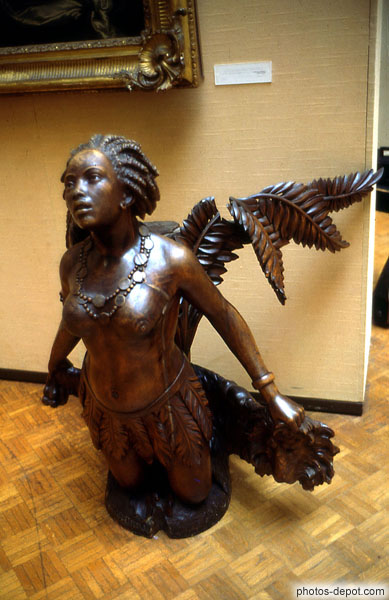 photo de statue de femme nue au pagne et bijoux