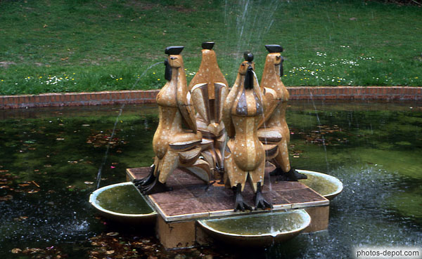 photo de fontaine aux coqs