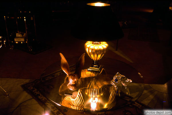 photo de lampe sur la table en verre