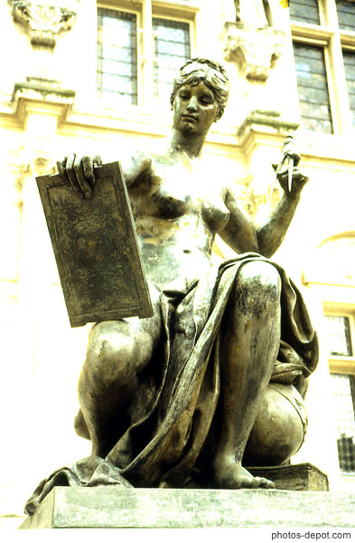 photo de statue femme nue au compas