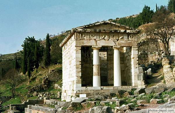 photo de Le trésor des Athéniens, construit en marbre de Paros, édifié avec la dîme du butin pris à Marathon. frise façade  combat des Grecs contre amazones