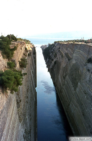 photo d'embouchure du canal de Corinthe, creusé en 1883 par les français, relie la mer Ionienne à la mer Égée, sur une longueur de 6km.  Il fait 23 m de large et est profond de 70 mètres