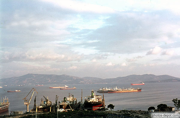photo de chargement des bateaux au port