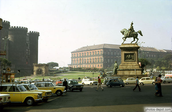 photo de statue équestre devant chateau