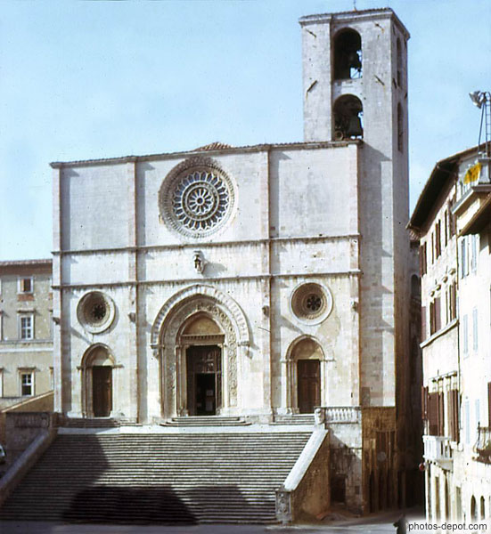 photo de Rosace, tour clocher et escalier monumental de la cathédrale de Todi
