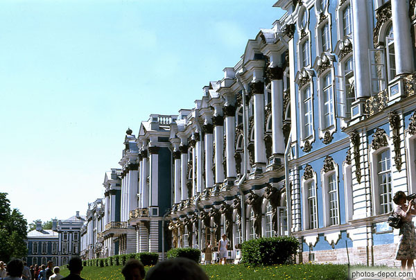photo de Palais d'Hiver aux murs bleus et colonnes blanches