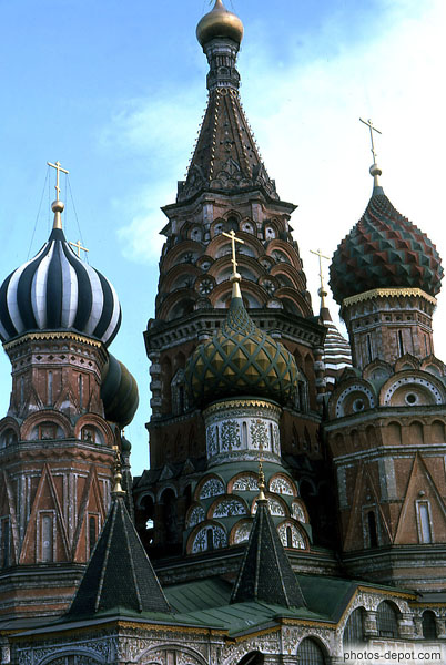 photo de toits multicolores des tours de la basilique St Basile