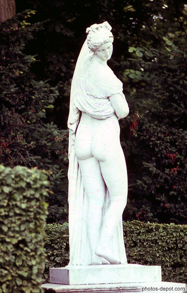 photo de statue femme callipyge