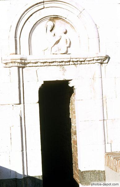 photo d'entrée église surmonté d'une vierge à l'enfant