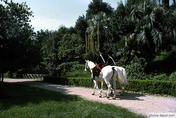 photo de Gardes à cheval dans le parc devant La villa Doria Pamphili