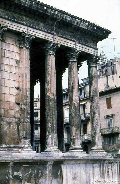 photo de colonnes noircies du temple