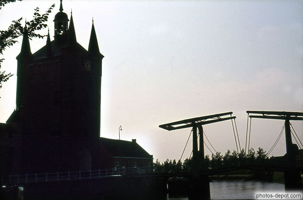 photo de Tour et pont à Bascule en contre jour