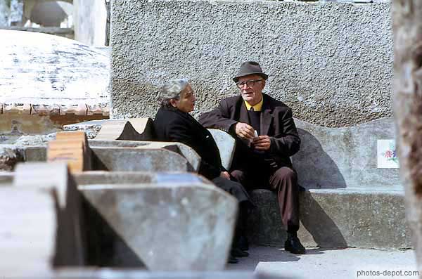 photo de Vieux couple discutant sur un banc
