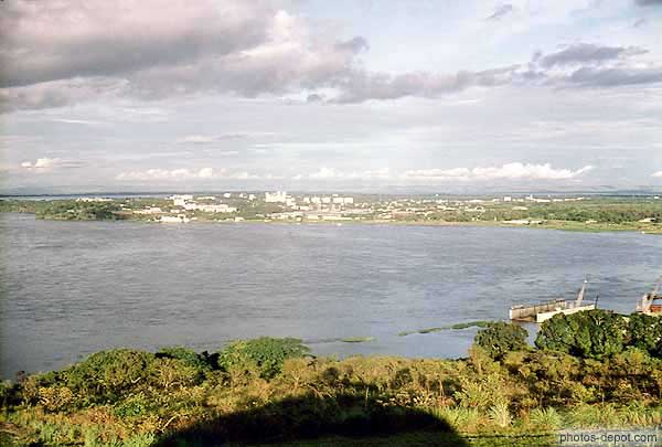 photo de ville en bord de mer