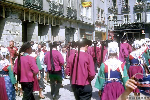 photo de défilé costumes bretons