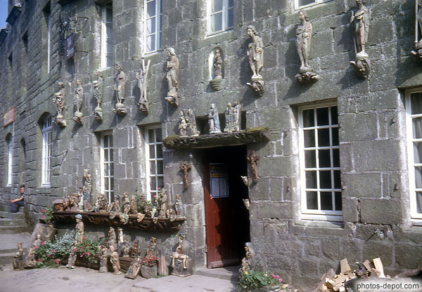 photo de maison aux statues