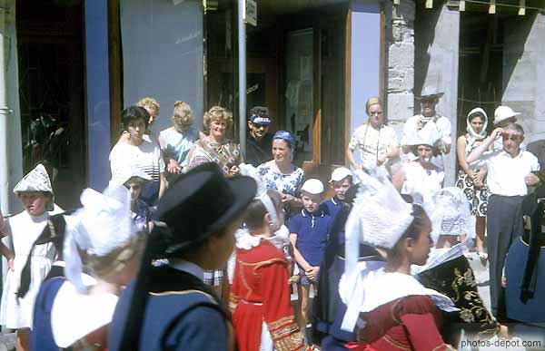 photo de défilé en costumes bretons