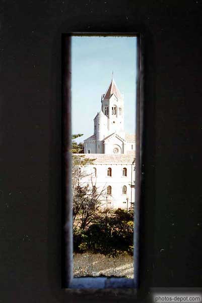 photo de église par la fenêtre