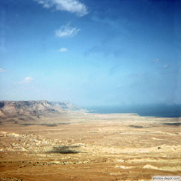 photo de côte désertique et montagnes face à la mer