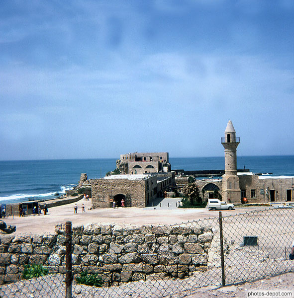 photo de fort et tour dominant la mer