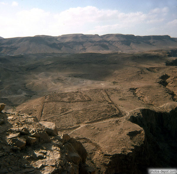 photo de vestiges des camps romains installÃ©s sur la pente du dÃ©sert de JudÃ©e au pied de la mer morte