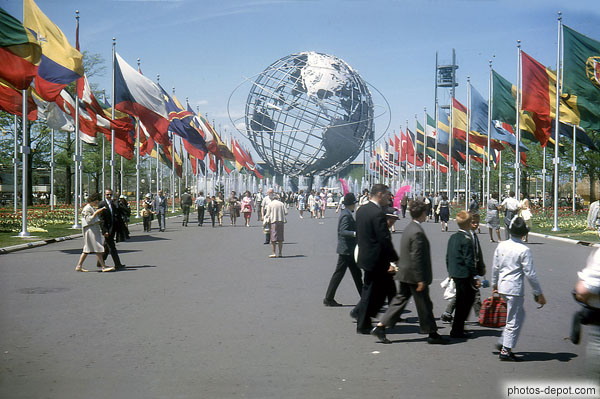 photo d'Unisphere at  New York State 1964 World's Fair Pavillion from Promenade of Court of Nations, Queens, New York City