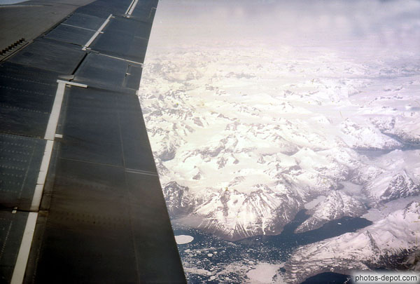 photo de vol au dessus des montagnes enneigées