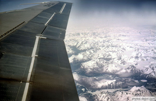 photo de vue aérienne des montagnes enneigées