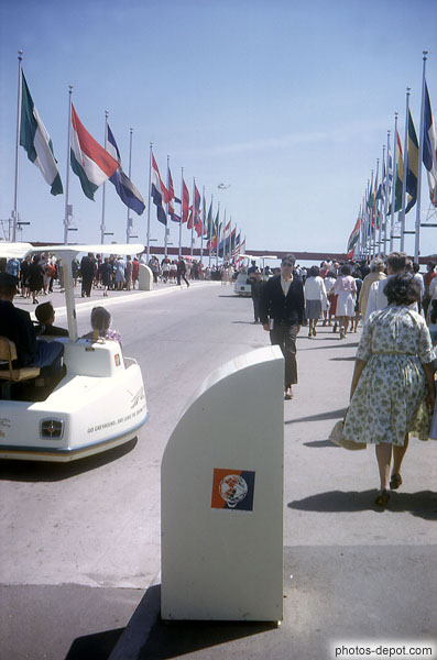 Drapeaux et véhicules électriques sur l'esplanade USA, New York, Worlds Fair, Photo 1964