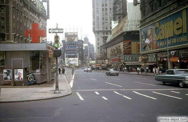 photo de Times Square et ses publicités colorées
